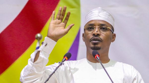 Mahamat Idriss Deby raises his hand as he is sworn in as Chad's transitional president, in N’Djamena on October 10, 2022.  - Sputnik International