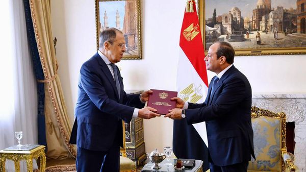 In this handout photo released by the Egyptian presidency, President Abdel Fattah el-Sissi and Russian Foreign Minister Sergey Lavrov hold a document during a meeting Sunday, July 24, 2022, in Cairo, Egypt.  - Sputnik International