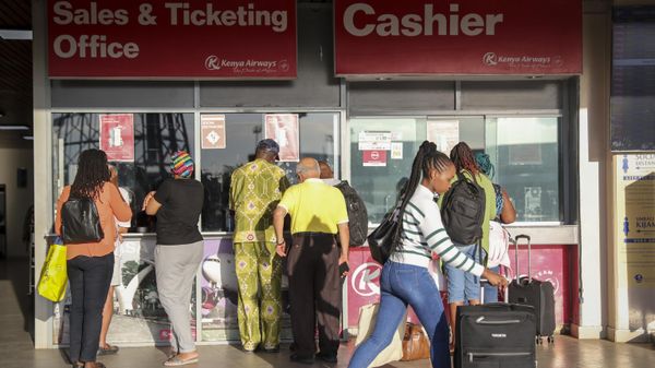 People queue at the Kenya Airways ticket office in Jomo Kenyatta International Airport in Nairobi, Kenya Monday, Nov. 7, 2022.  - Sputnik International