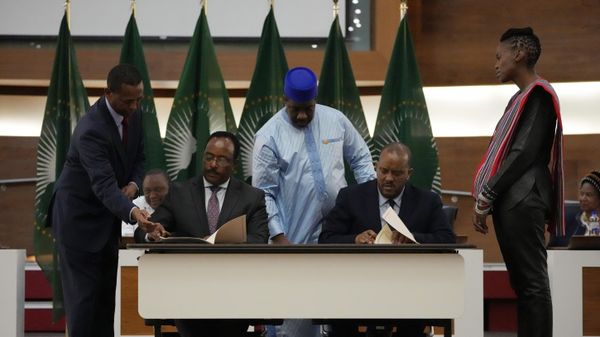 Lead negotiator for Ethiopia's government, Redwan Hussein, left, and lead Tigray negotiator Getachew Reda, right, sign documents during the peace talks in Pretoria, South Africa on Nov. 2, 2022.  - Sputnik International