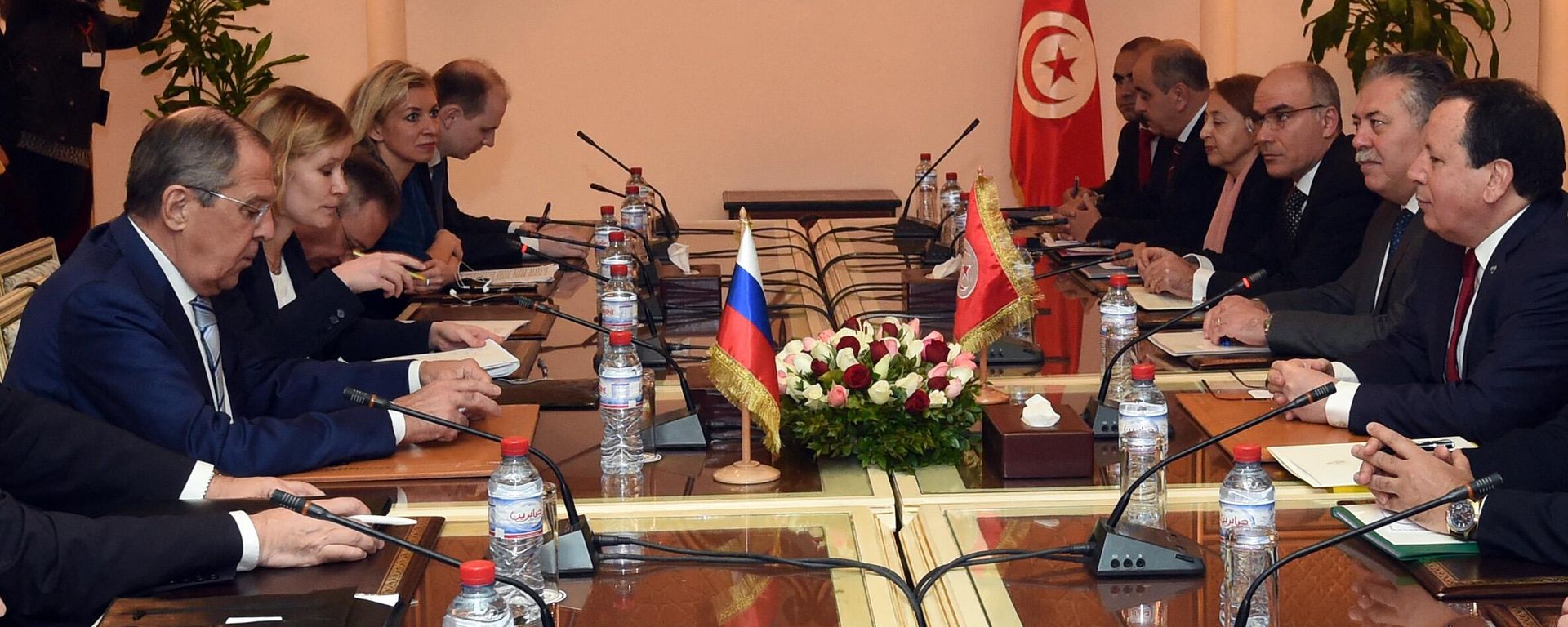 Tunisian Foreign Minister Khemaies Jhinaoui (R) meets with his visiting Russian counterpart Sergey Lavrov (L) during a joint session of talks in the capital Tunis on January 26, 2019. Tunisian Foreign Minister Khemaies Jhinaoui (R) meets with his visiting Russian counterpart Sergey Lavrov (L) during a joint session of talks in the capital Tunis on January 26, 2019. - Sputnik International, 1920, 12.02.2023