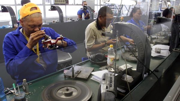 Diamonds are polished at the Krochmal and Cohen diamond factory in Johannesburg, in this Oct. 17, 2005 file photo.  - Sputnik International
