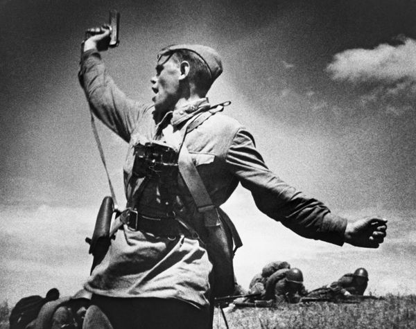 Alexei Yeremenko, junior political officer of the 18th Army's 220th regiment, rousing his soldiers to join the attack at the village of Khorosheye near Lugansk. Yeremenko died in that very battle but this picture of him was to become one of the Second World War's most iconic images. - Sputnik International