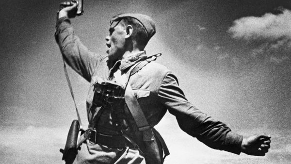 Alexei Yeremenko, junior political officer of the 18th Army's 220th regiment, rousing his soldiers to join the attack at the village of Khorosheye near Lugansk. Yeremenko died in that very battle but this picture of him was to become one of the Second World War's most iconic images. - Sputnik International