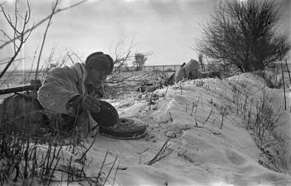Soviet troops defuse shells near Lugansk as part of the offensive in Donbass. - Sputnik International