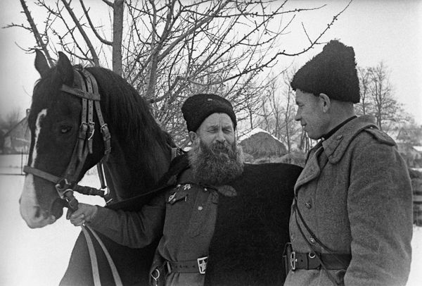 Paramon Kurkin, squadron commander of the 15th cossack militia division, and his son Mihkail Kurkin, who took part in the battle for Donbass. - Sputnik International