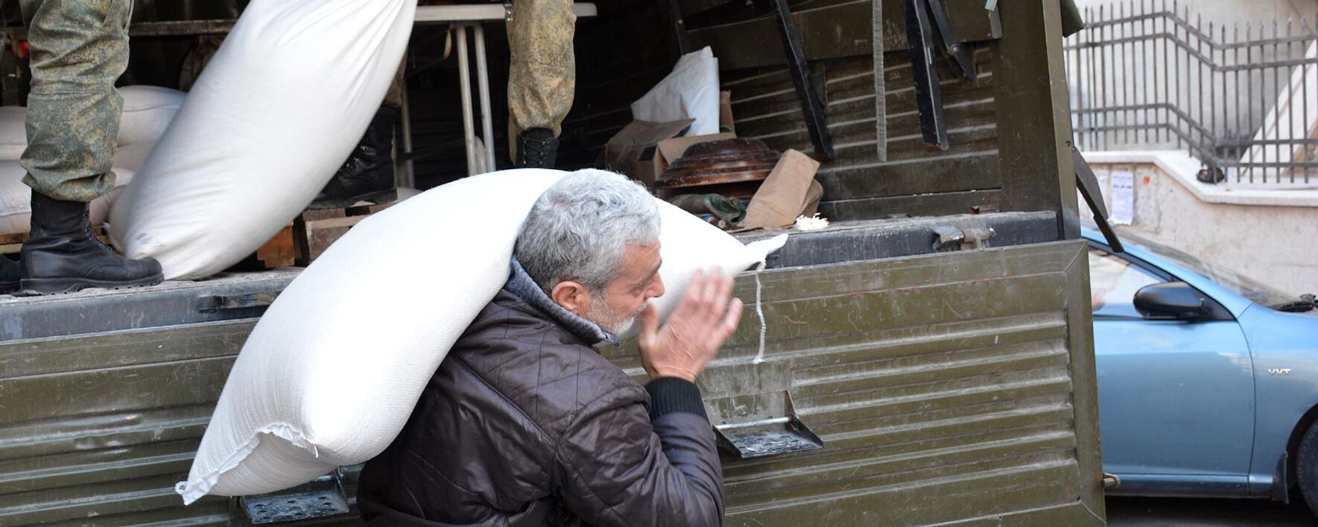 The Russian military is distributing humanitarian aid at its Khmeimim base to Syrians affected by the devastating recent earthquake. - Sputnik International, 1920, 13.02.2023