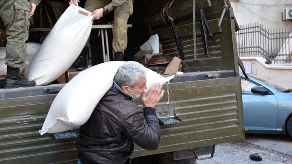 The Russian military is distributing humanitarian aid at its Khmeimim base to Syrians affected by the devastating recent earthquake. - Sputnik International