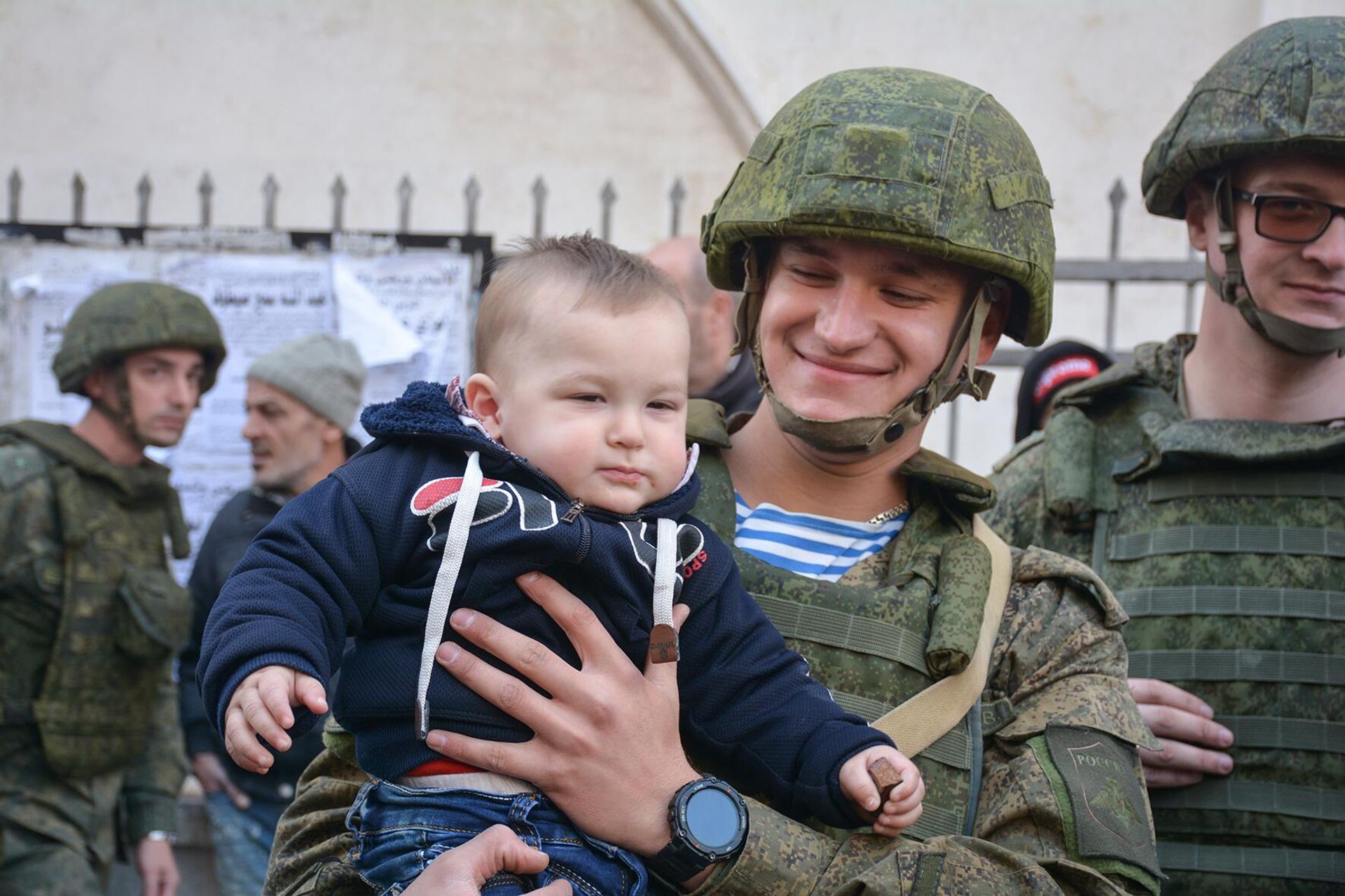 The Russian military is distributing humanitarian aid to Syrians affected by the devastating recent earthquake. - Sputnik International, 1920, 13.02.2023