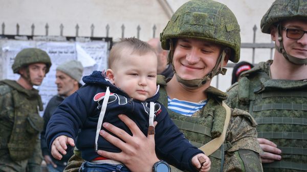 The Russian military is distributing humanitarian aid to Syrians affected by the devastating recent earthquake. - Sputnik International