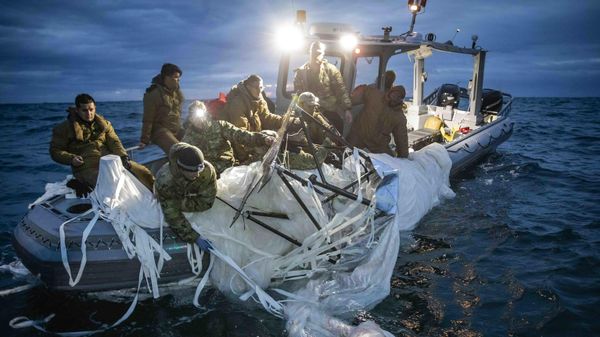 FILE - In this photo provided by the U.S. Navy, sailors assigned to Explosive Ordnance Disposal Group 2 recover a high-altitude balloon off the coast of Myrtle Beach, S.C., Feb. 5, 2023. - Sputnik International