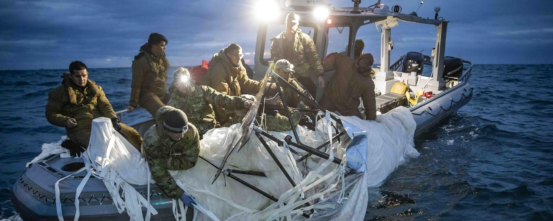 FILE - In this photo provided by the U.S. Navy, sailors assigned to Explosive Ordnance Disposal Group 2 recover a high-altitude balloon off the coast of Myrtle Beach, S.C., Feb. 5, 2023. FILE - In this photo provided by the U.S. Navy, sailors assigned to Explosive Ordnance Disposal Group 2 recover a high-altitude balloon off the coast of Myrtle Beach, S.C., Feb. 5, 2023. - Sputnik International, 1920, 22.02.2023
