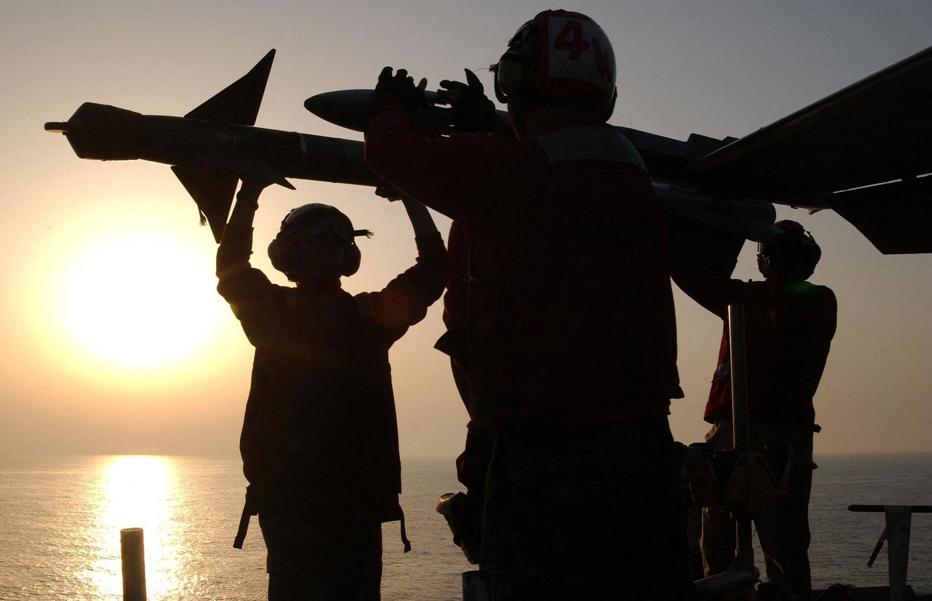 Aviation ordnancemen load an AIM-9M Sidewinder air-to-air missile onto an F/A-18 Hornet strike fighter aboard USS Kitty Hawk on 17 March, 2003.  - Sputnik International, 1920, 14.02.2023