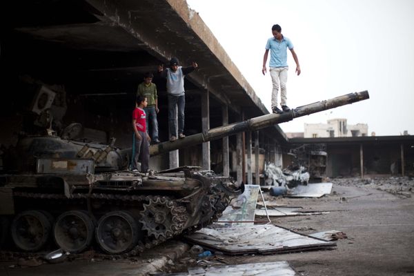 Boys play on a destroyed tank inside a vegetable market in Tripoli Street, the former center of fighting between the rebels and Muammar Gaddafi's forces in Misrata, Libya, on Sunday 22 May 2011.   - Sputnik International