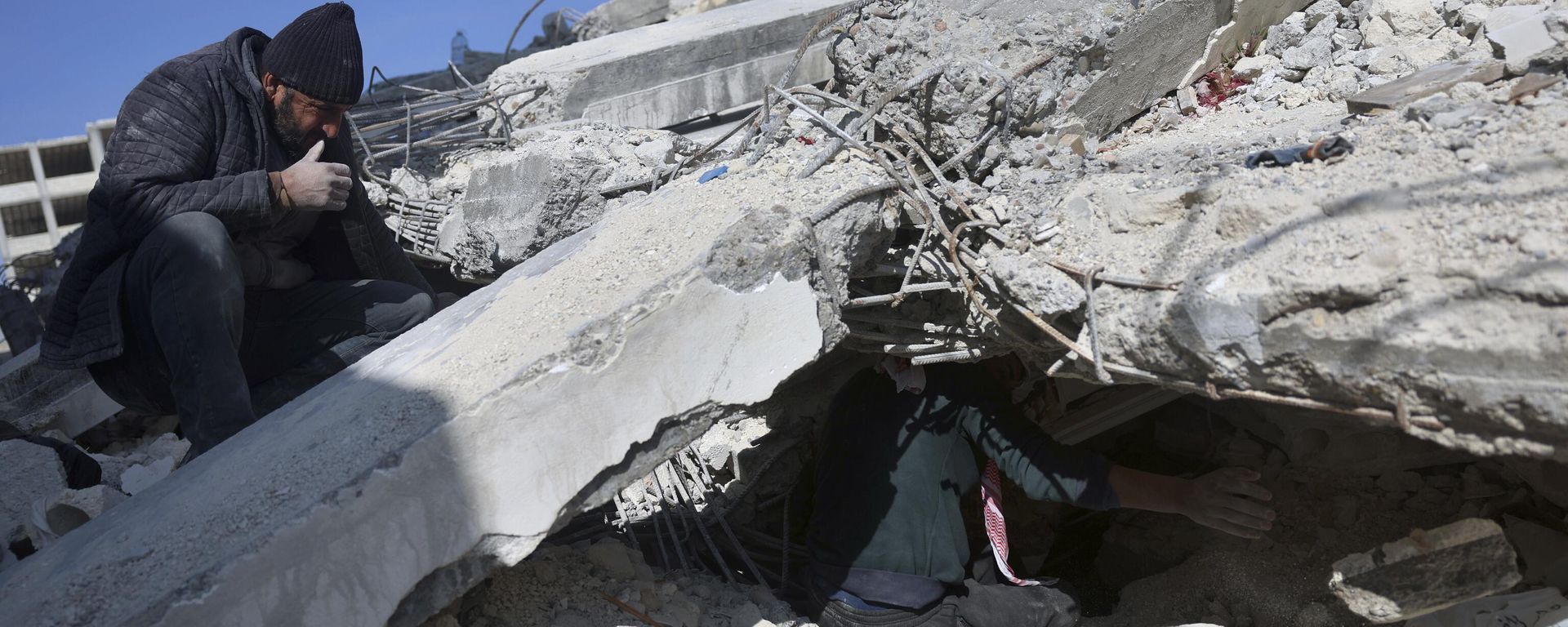 People try to remove their furniture and household appliances out of a collapsed building following a devastating earthquake in the town of Jinderis, Aleppo province, Syria, Tuesday, February 14, 2023. People try to remove their furniture and household appliances out of a collapsed building following a devastating earthquake in the town of Jinderis, Aleppo province, Syria, Tuesday, February 14, 2023. - Sputnik International, 1920, 28.02.2023