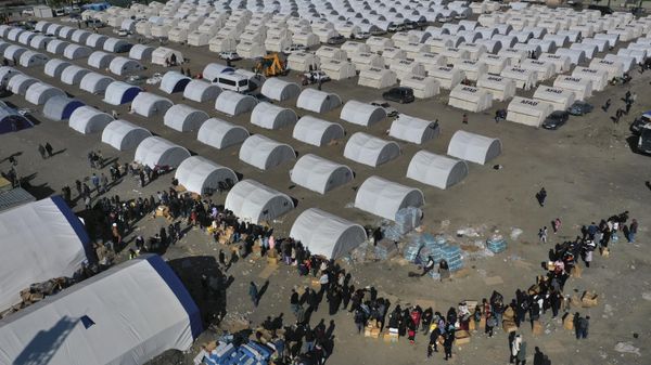 People who lost their houses in the devastating earthquake, lineup to receive aid supplies at a makeshift camp, in Iskenderun city, southern Turkiye, Tuesday, February 14, 2023. - Sputnik International