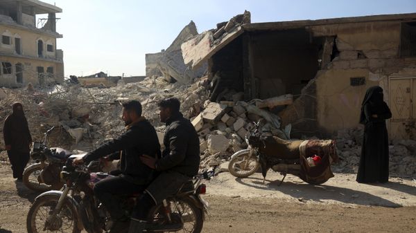 People remove their furniture and household appliances out of a collapsed building following a devastating earthquake in the town of Jinderis, Aleppo province, Syria, Tuesday, February 14, 2023.  - Sputnik International