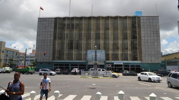 People walk near the central bank in Georgetown, Guyana, where the discovery of major oil and gas deposits offshore in the Atlantic have ignited hope that one of the poorest countries in the Western Hemisphere will undergo an economic transformation. - Sputnik International