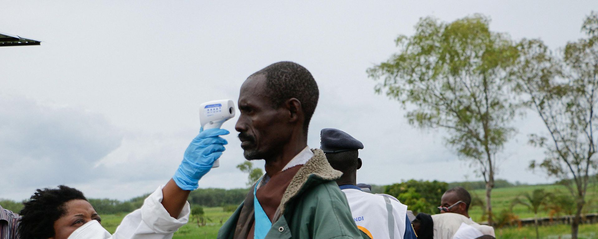 A medical staff member measures a man's temperature as a preventive measure against the COVID-19 coronavirus on his arrival of repatriation in Gatumba, on border with the Democratic Republic of Congo (DRC), in Burundi, on March 18, 2020 A medical staff member measures a man's temperature as a preventive measure against the COVID-19 coronavirus on his arrival of repatriation in Gatumba, on border with the Democratic Republic of Congo (DRC), in Burundi, on March 18, 2020 - Sputnik International, 1920, 15.02.2023