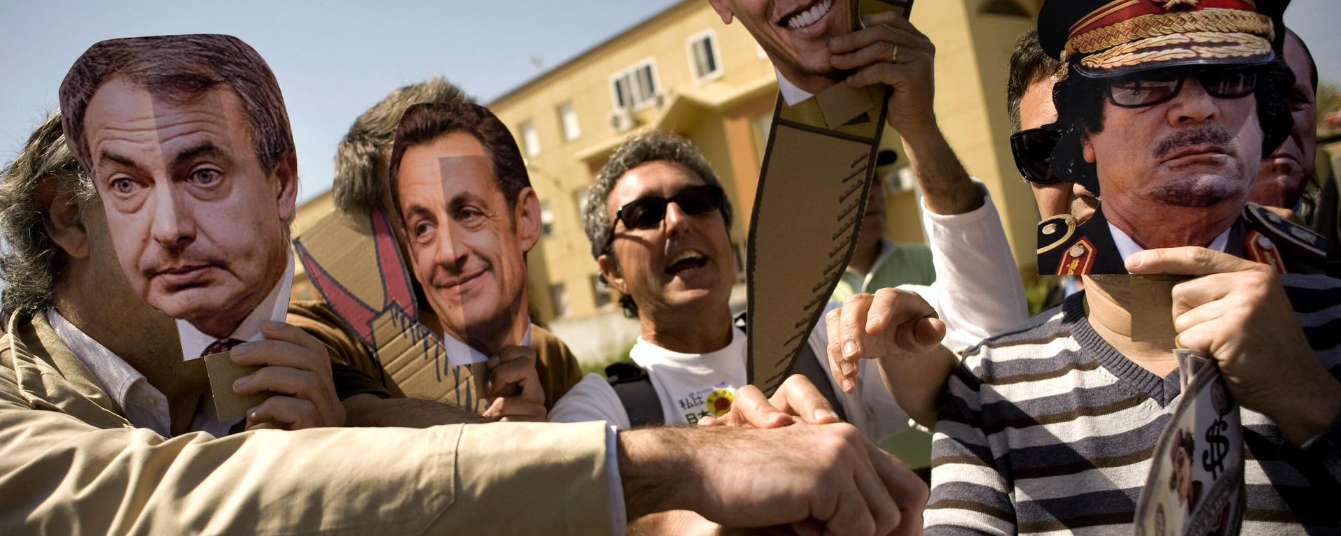 Protesters wearing masks featuring (L-R) Spanish Prime Minister Jose Luis Rodriguez Zapatero, French President Nicolas Sarkozy, US President Barack Obama, Libyan leader Moamer Kadhafi take part in an anti-war demonstration calling on governments to stop bombing Libya in front of the Base Naval de Rota, on March 26, 2011, in Rota near Cadiz. Protesters wearing masks featuring (L-R) Spanish Prime Minister Jose Luis Rodriguez Zapatero, French President Nicolas Sarkozy, US President Barack Obama, Libyan leader Moamer Kadhafi take part in an anti-war demonstration calling on governments to stop bombing Libya in front of the Base Naval de Rota, on March 26, 2011, in Rota near Cadiz. - Sputnik International, 1920, 15.02.2023