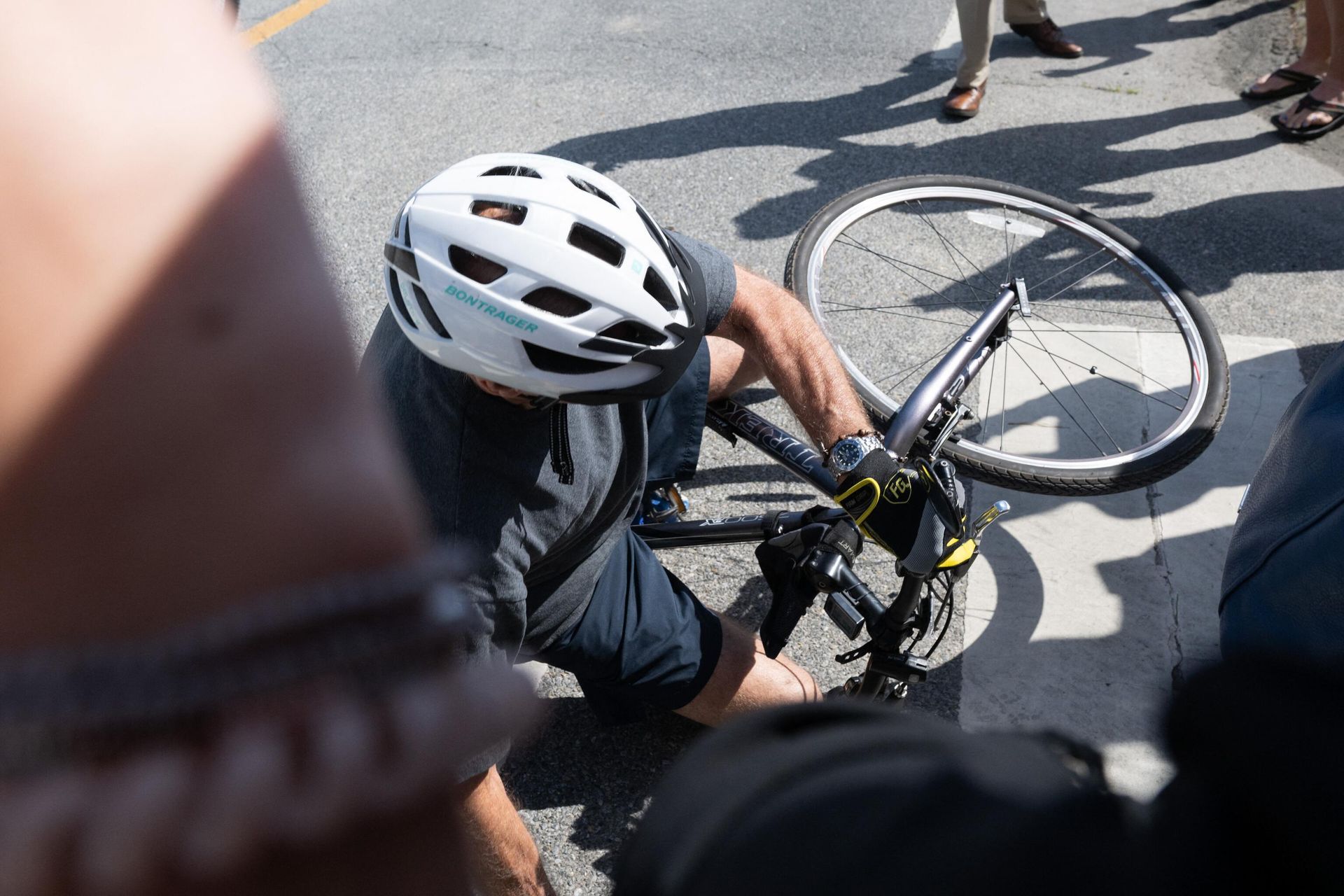 US President Joe Biden falls off his bicycle on June 18, 2022. US President Joe Biden falls off his bicycle on June 18, 2022. - Sputnik International, 1920, 16.02.2023