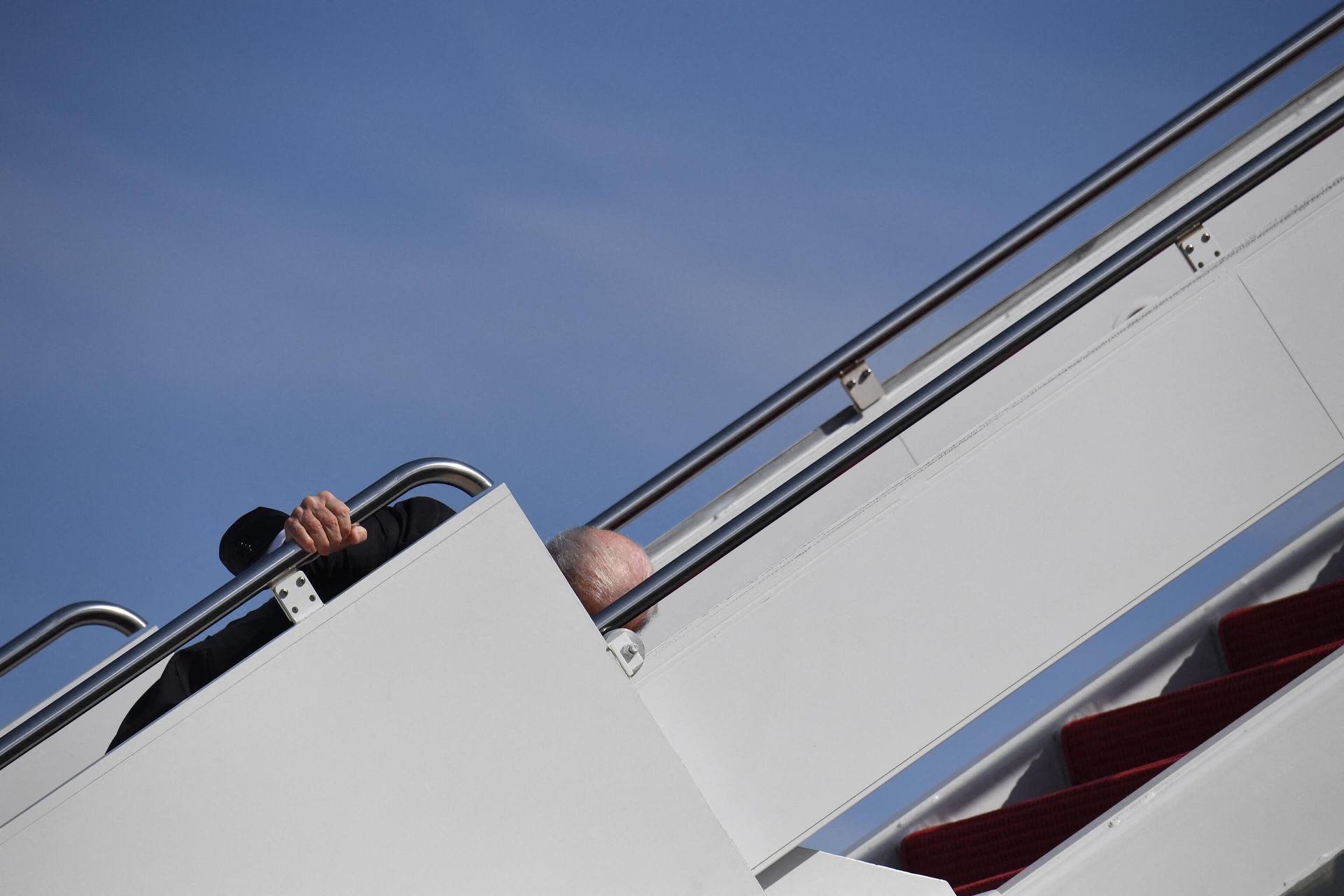 US President Joe Biden trips as he boards Air Force One at Joint Base Andrews in Maryland on March 19, 2021. US President Joe Biden trips as he boards Air Force One at Joint Base Andrews in Maryland on March 19, 2021. - Sputnik International, 1920, 16.02.2023