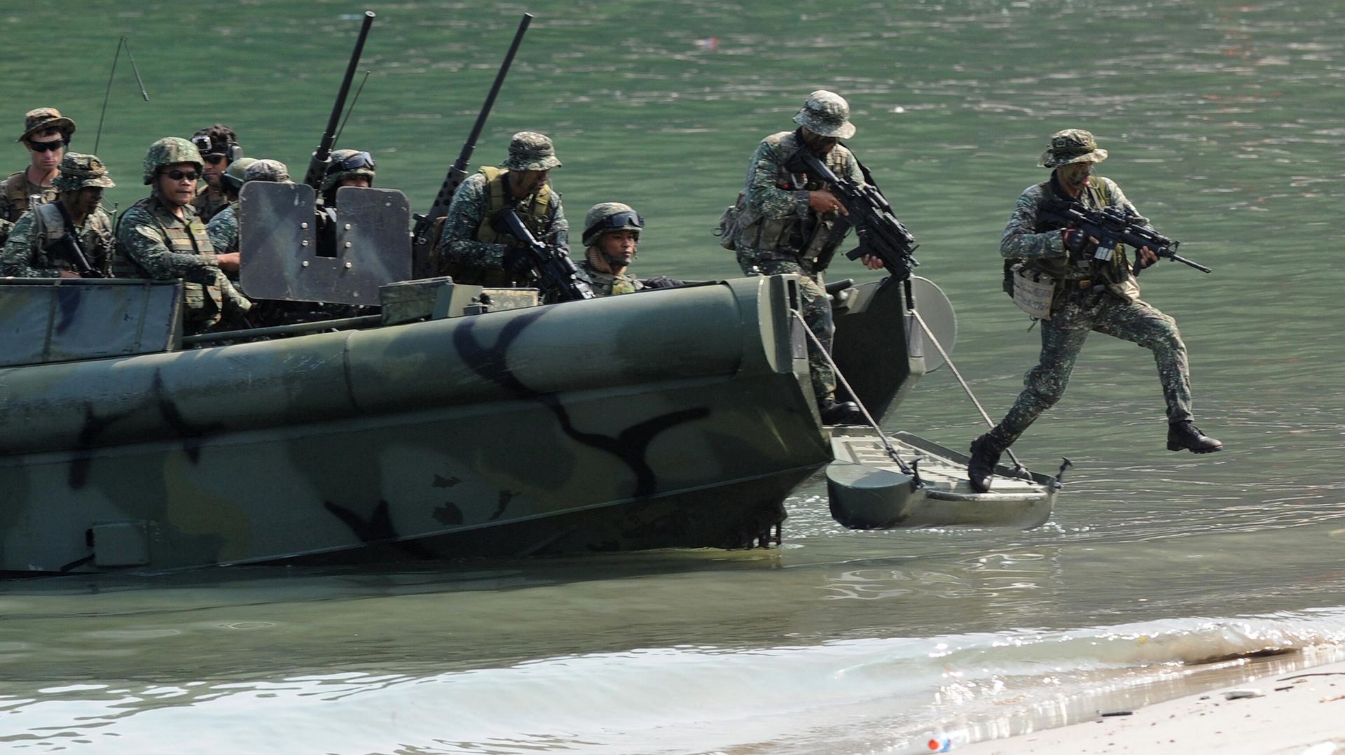 Philippine Marines simulate a beach landing exercise as part of their annual joint naval exercises with the US at a marine base in Ternate, Cavite province, west of Manila. File photo. Philippine Marines simulate a beach landing exercise as part of their annual joint naval exercises with the US at a marine base in Ternate, Cavite province, west of Manila. File photo. - Sputnik International, 1920, 16.02.2023