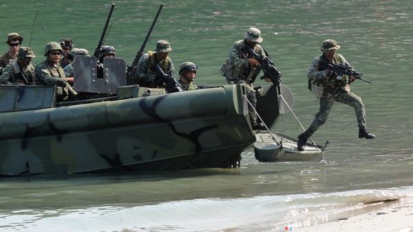 Philippine Marines simulate a beach landing exercise as part of their annual joint naval exercises with the US at a marine base in Ternate, Cavite province, west of Manila. File photo. - Sputnik International