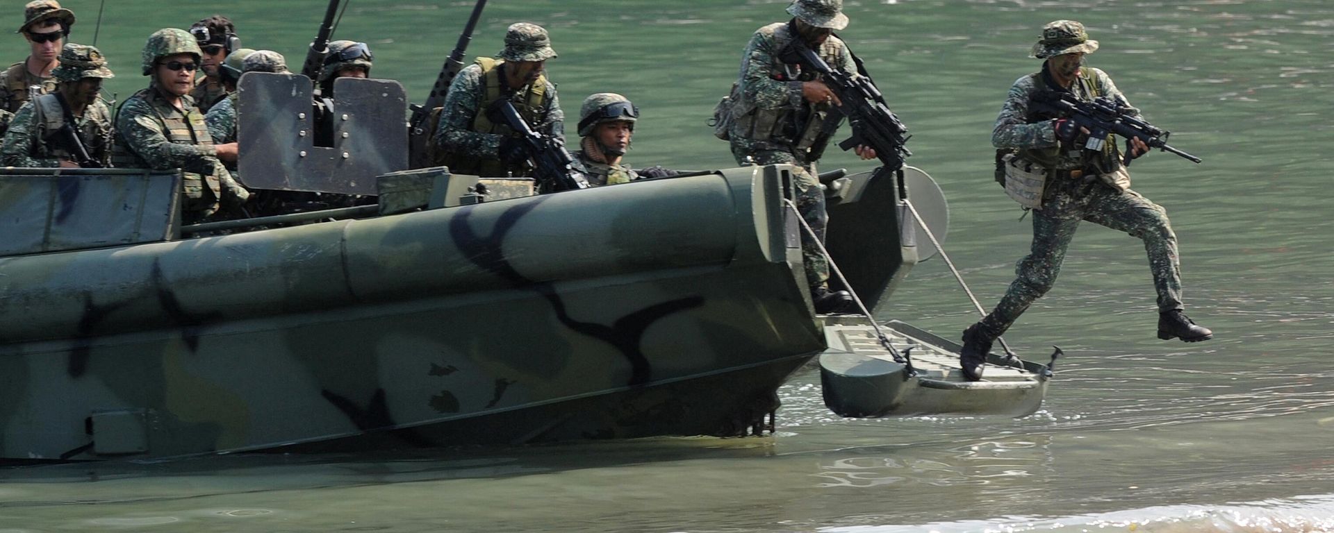 Philippine Marines simulate a beach landing exercise as part of their annual joint naval exercises with the US at a marine base in Ternate, Cavite province, west of Manila. File photo. Philippine Marines simulate a beach landing exercise as part of their annual joint naval exercises with the US at a marine base in Ternate, Cavite province, west of Manila. File photo. - Sputnik International, 1920, 16.02.2023