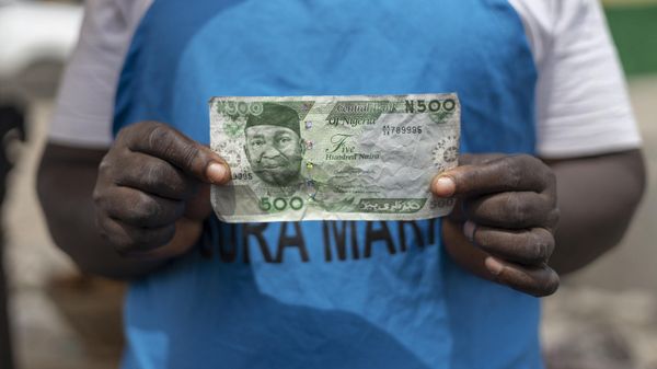 An informal vendor shows a newly introduced 500 Nigerian Naira bill at a street market in Lagos on February 16, 2023.  - Sputnik International