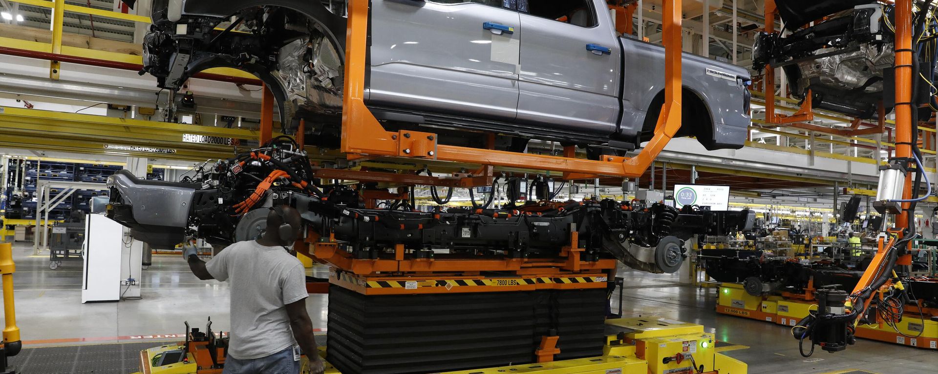 In this file photo taken on September 24, 2022 the truck cab is lowered on the frame of Ford Motor Co. battery powered F-150 Lightning trucks under production at their Rouge Electric Vehicle Center in Dearborn, Michigan. - Ford plans to suspend production of its F-150 Lightning electric pickup truck through at least the end of next week, a company spokeswoman said February 15, 2023. In this file photo taken on September 24, 2022 the truck cab is lowered on the frame of Ford Motor Co. battery powered F-150 Lightning trucks under production at their Rouge Electric Vehicle Center in Dearborn, Michigan. - Ford plans to suspend production of its F-150 Lightning electric pickup truck through at least the end of next week, a company spokeswoman said February 15, 2023. - Sputnik International, 1920, 16.02.2023
