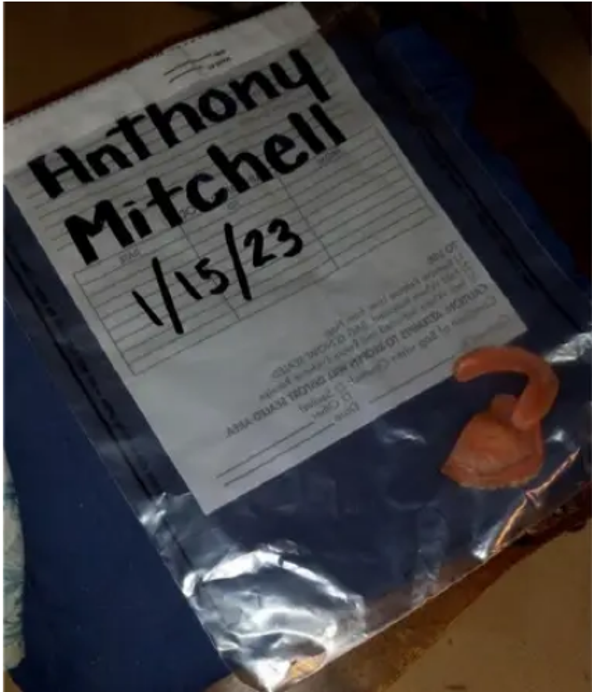 The false teeth of Anthony Mitchell held in a jail property bag. - Sputnik International, 1920, 16.02.2023