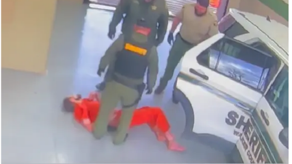 Anthony Mitchell's limp body being carried into a police cruiser before being transported to the hospital - Sputnik International