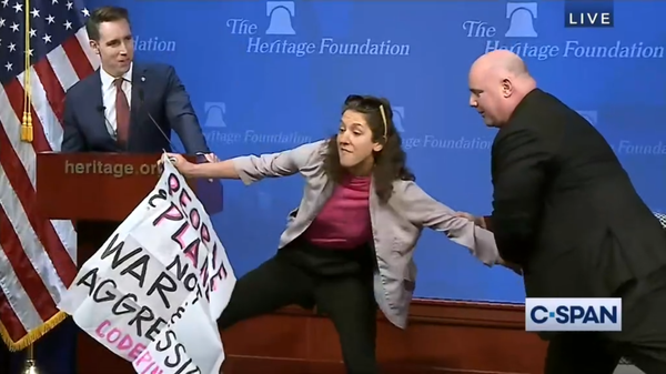 Codepink organizer Olivia DiNucci interrupts Senator Josh Hawley during a speech to the Heritage Foundation - Sputnik International