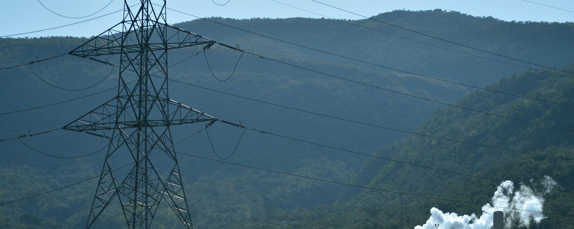 Vapour rises from part of a plant next to installed pylons transmitting energy from the ol-Karia geothermal power generation complex that lies on the floor of the Kenyan Rift Valley, near the shores of Lake Naivasha (approx.120 kilometers north-east of capital, Nairobi) .  - Sputnik International, 1920, 17.02.2023