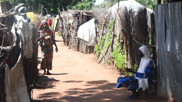 Victims of Boko Haram insurgency walk past makeshift home at Malkohi internally displaced person (IDP) Camp in Yola, Adamawa State in  northern Nigeria, on August 31, 2022.  - Sputnik International