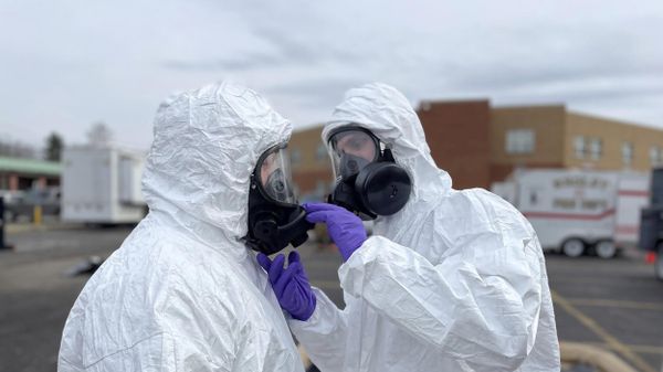 The Ohio National Guard, ONG 52nd Civil Support Team members prepare to enter an incident area to assess remaining hazards with a lightweight inflatable decontamination system (LIDS) in East Palestine, Ohio - Sputnik International