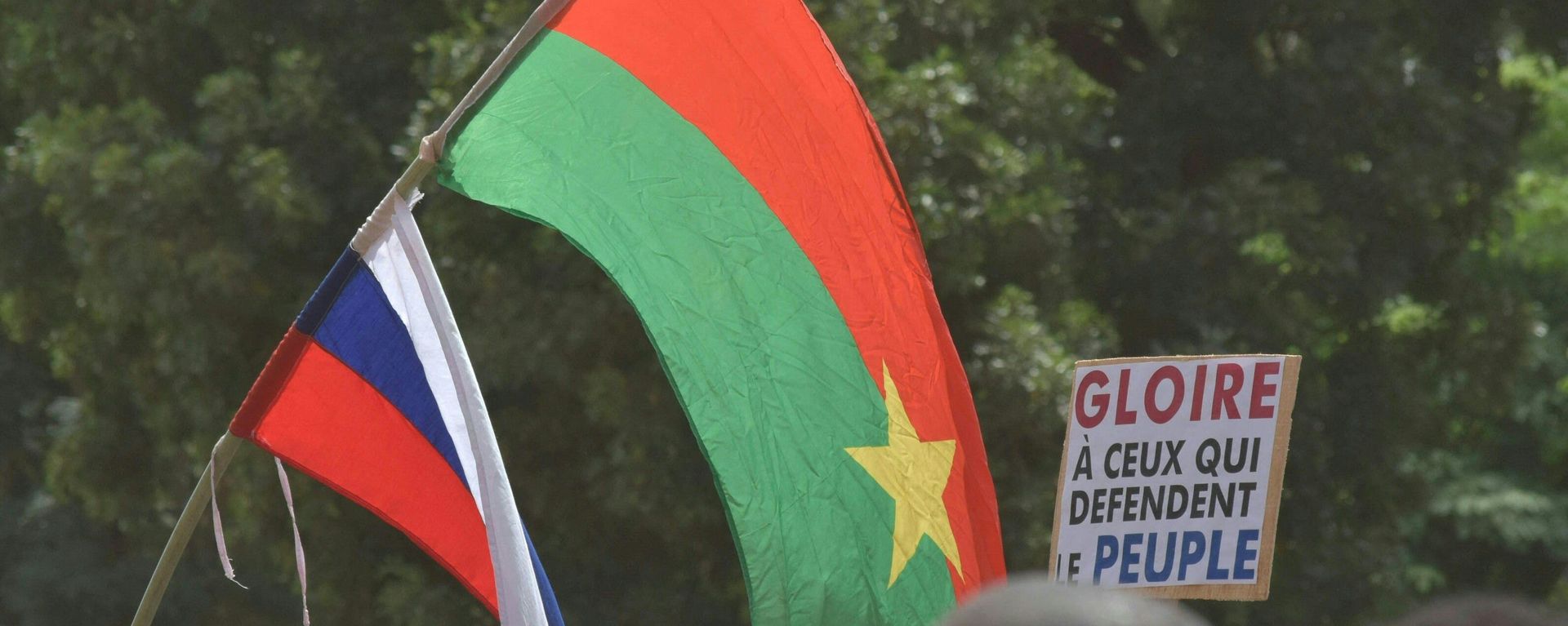 Russian and a Burkina Faso flags are waved by a crowd of protesters gathered for a demonstration in Ouagadougou on October 2, 2022. Russian and a Burkina Faso flags are waved by a crowd of protesters gathered for a demonstration in Ouagadougou on October 2, 2022. - Sputnik International, 1920, 19.02.2023