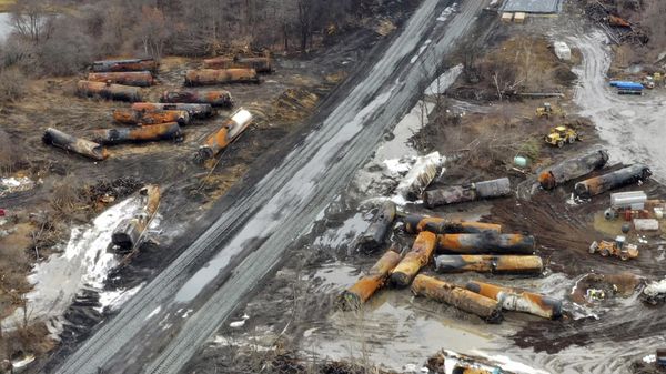 Очистка частей грузового поезда Norfolk Southern, который сошел с рельсов в пятницу вечером в Восточной Палестине, штат Огайо - Sputnik International