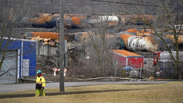 Очистка частей грузового поезда Norfolk Southern, сошедшего с рельсов в пятницу вечером в Восточной Палестине, штат Огайо Очистка частей грузового поезда Norfolk Southern, сошедшего с рельсов в пятницу вечером в Восточной Палестине, штат Огайо - Sputnik International
