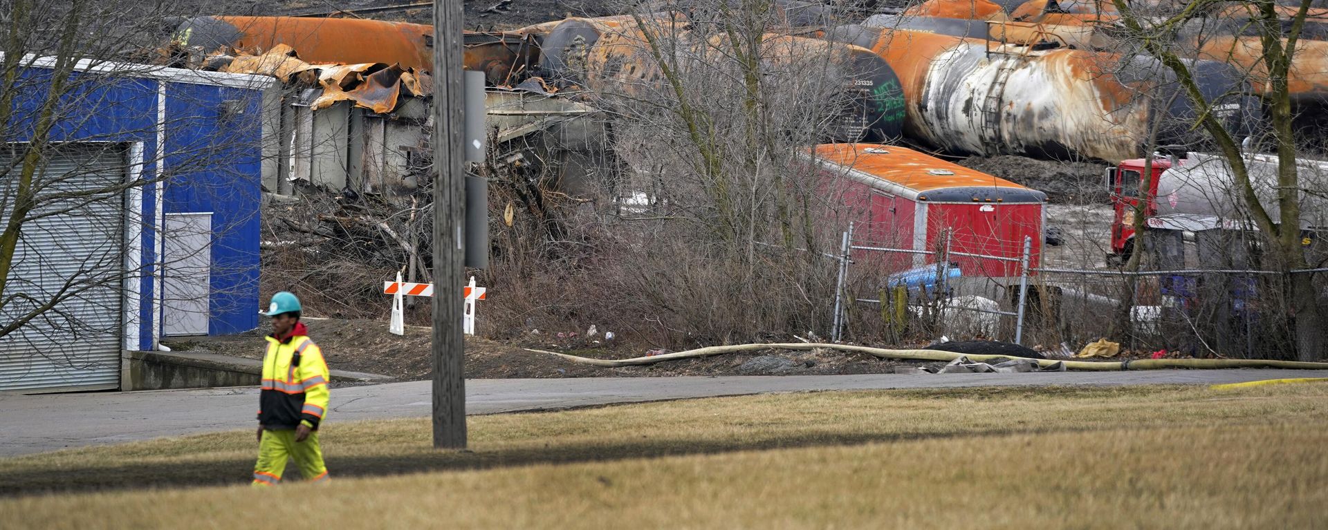 Очистка частей грузового поезда Norfolk Southern, сошедшего с рельсов в пятницу вечером в Восточной Палестине, штат Огайо - Sputnik International, 1920, 03.03.2023