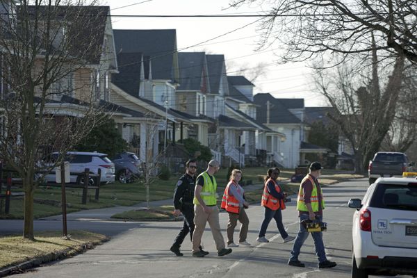 A group monitoring indoor air quality leaves a home in East Palestine, Ohio. (AP Photo/Gene J. Puskar) - Sputnik International
