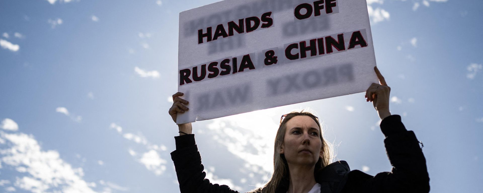 Activists in Washington DC protest against US shipping weapons to Ukraine Activists in Washington DC protest against US shipping weapons to Ukraine - Sputnik International, 1920, 20.02.2023