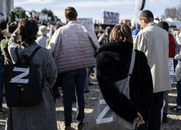 Two women supporting Russia wear a "Z" marking on their bags during an antiwar rally at the Lincoln Memorial in Washington, DC, on February 19, 2023. - Sputnik International