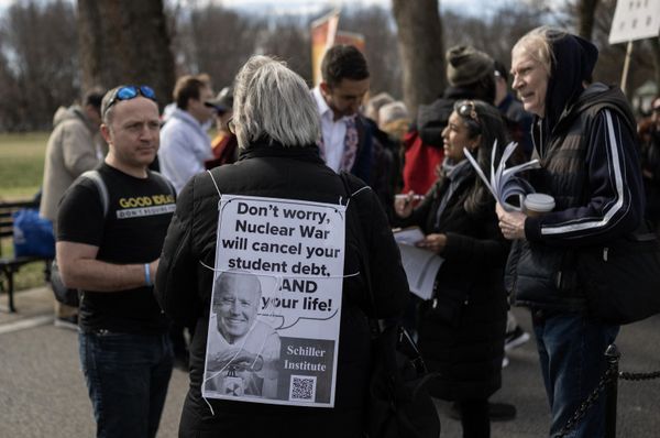 A protester speaks with other activists during an antiwar rally at the Lincoln Memorial in Washington, DC, on February 19, 2023. - Sputnik International