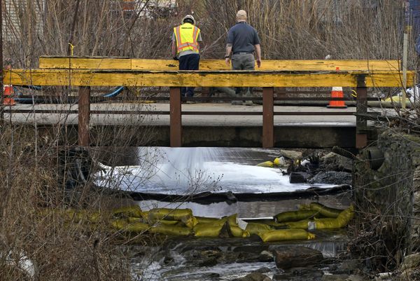 HEPACO workers observe a stream in East Palestine, Ohio, as the cleanup continues after the derailment of a Norfolk Southern freight train. (AP Photo/Gene J. Puskar) - Sputnik International