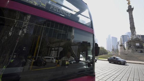 A sightseeing bus drives in Mexico City on February 1, 2023. - Mexico City is attracting a rising number of tourists and foreigners who rent accommodation through online platforms, but following the deaths of several people from suspected carbon monoxide poisoning, authorities are seeking to regulate online rental websites. (Photo by ALFREDO ESTRELLA / AFP) - Sputnik International
