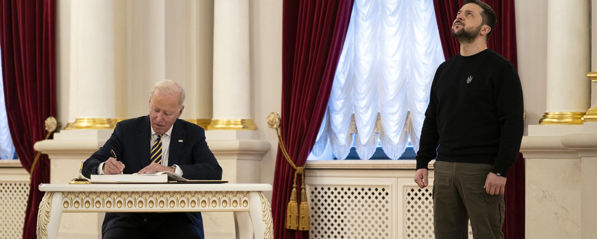 Президент США Джо Байден подписывает гостевую книгу во время своей встречи с президентом Украины Владимиром Зеленским в Мариинском дворце во время необъявленного визита в Киев - Sputnik International, 1920, 04.08.2023