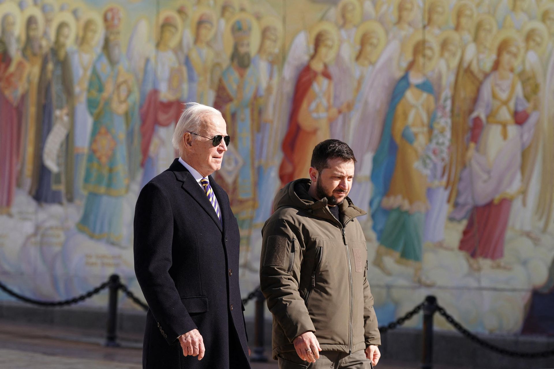 US President Joe Biden (L) walks next to Ukrainian President Volodymyr Zelensky (R) past a religious mural at the St. Michael’s Golden-Domed Cathedral, as he arrives for a visit in Kiev on February 20, 2023. US President Joe Biden (L) walks next to Ukrainian President Volodymyr Zelensky (R) past a religious mural at the St. Michael’s Golden-Domed Cathedral, as he arrives for a visit in Kiev on February 20, 2023. - Sputnik International, 1920, 20.02.2023