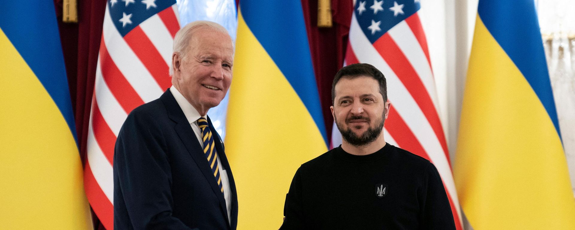President Joe Biden (L) shakes hands with Ukrainian President Volodymyr Zelensky at the Mariinsky Palace in Kiev on February 20, 2023 President Joe Biden (L) shakes hands with Ukrainian President Volodymyr Zelensky at the Mariinsky Palace in Kiev on February 20, 2023 - Sputnik International, 1920, 20.02.2023